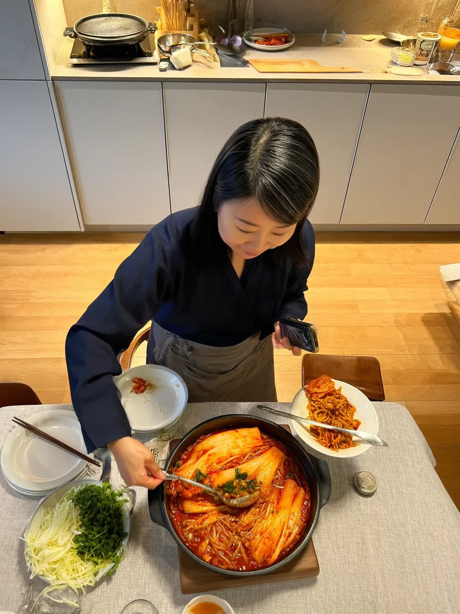 김치찌개와 반찬을 차리며 촬영하는 크리에이터